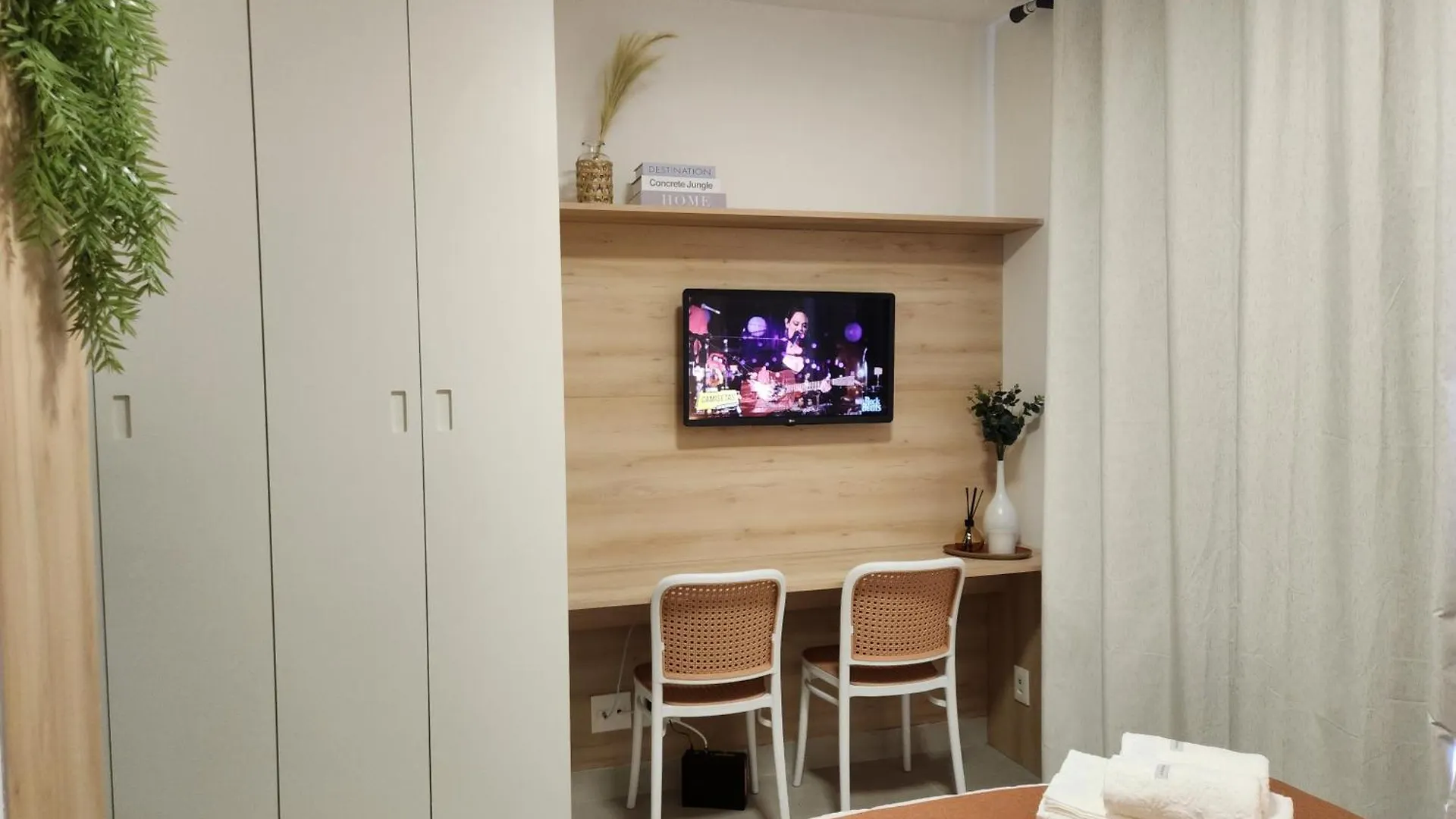 Studio Charmoso E Totalmente Equipado Na Vila Madalena - A 20 Passos Do Metro São Paulo 0*,  Brazilië